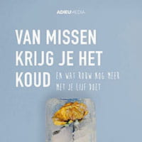Boekcover met de titel “Tastbare troost” en de ondertitel “Liefdevol opruimen. Koesteren en verliezen. Een zachte gids.”, op een beige achtergrond met een klein tafereel van voorwerpen onderaan.